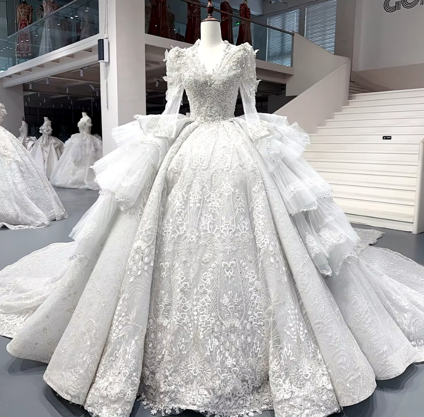 Langarm Ball Linie Königin Brautkleid Charlotta mit Strass Stickereien Spitze Applikationen und Schleppe