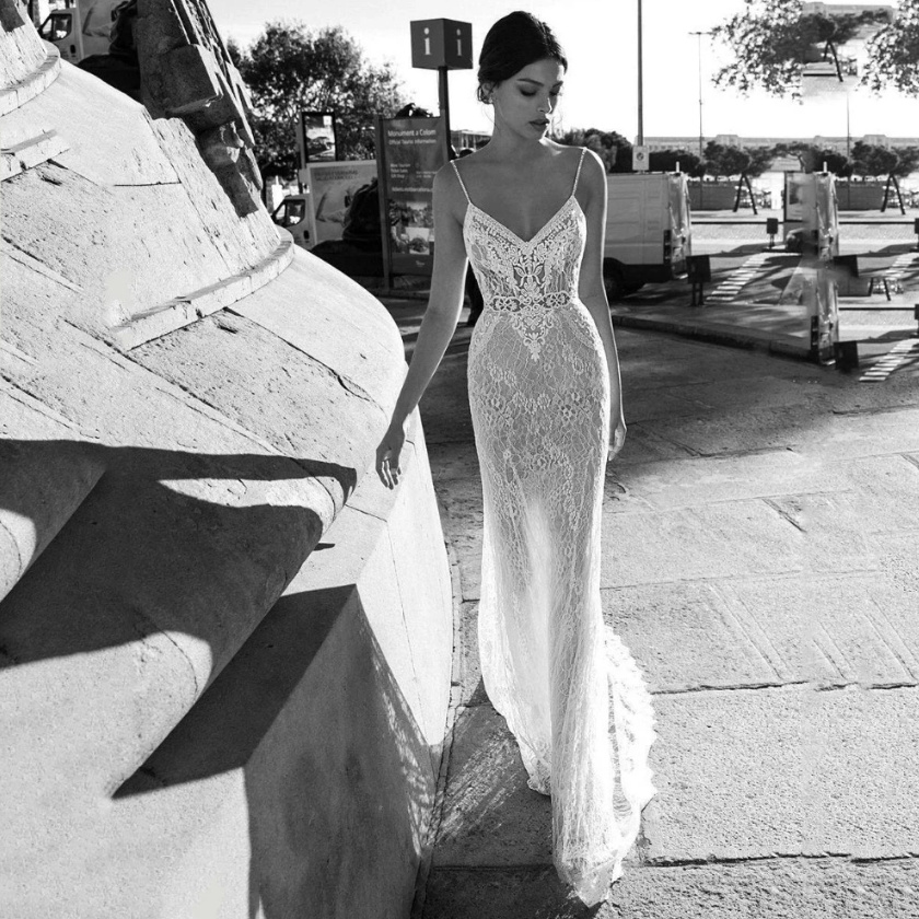Spaghettiträger Sexy Brautkleid aus Spitze mit Schleppe