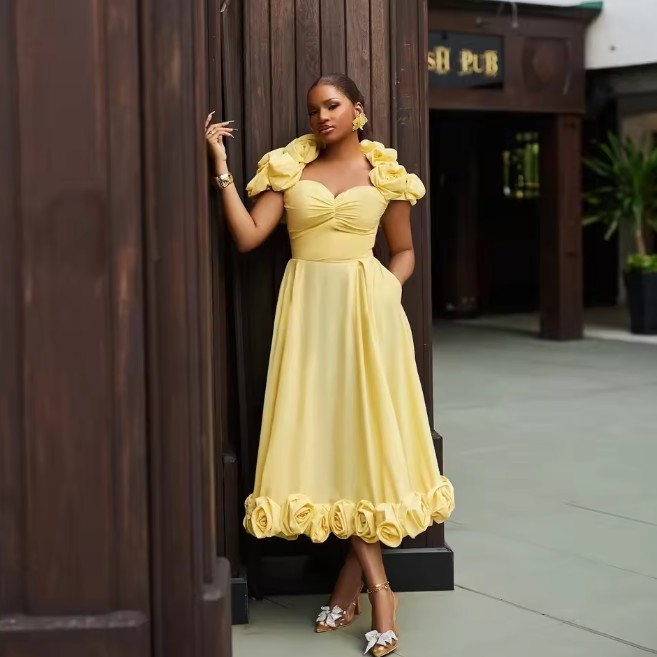 Wunderschönes Gelbes Kleid Elegant für Hochzeitsgäste Wadenlang mit Blumen