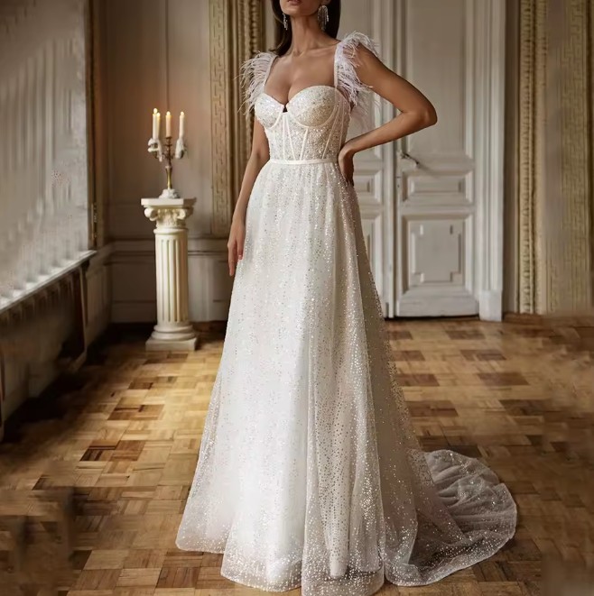 A Linie Glitzer Brautkleid Doreen mit Pinselschleppe und Federn