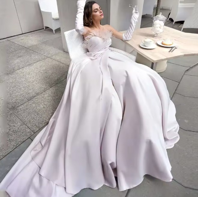Schulterfreies Brautkleid Dina mit Herz Ausschnitt und Federn