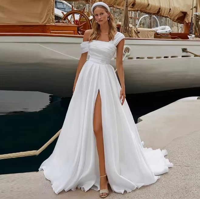 One Shoulder Empire Brautkleid Dana mit Sexy Schlitz und Schleppe