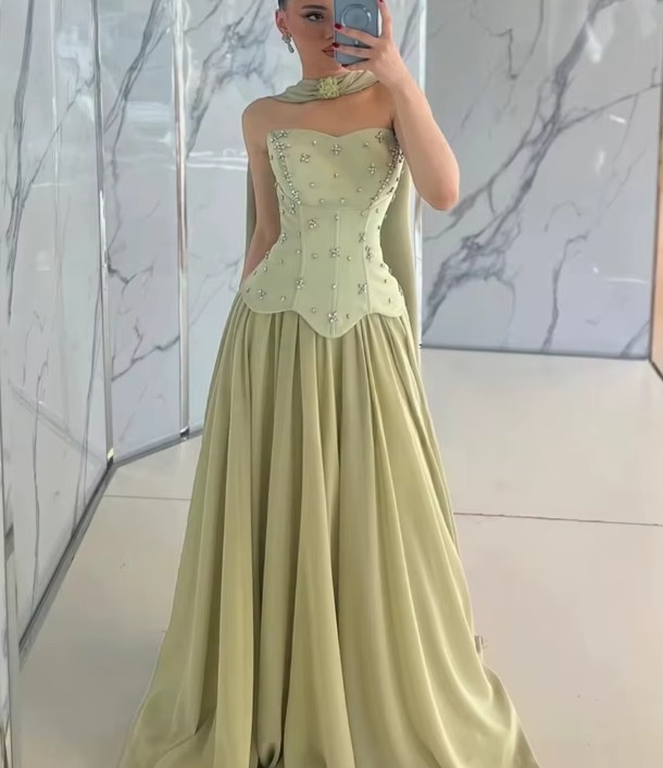Schulterfreies A Linie Brautkleid Darleen in hellgrün mit Strass Applikationen