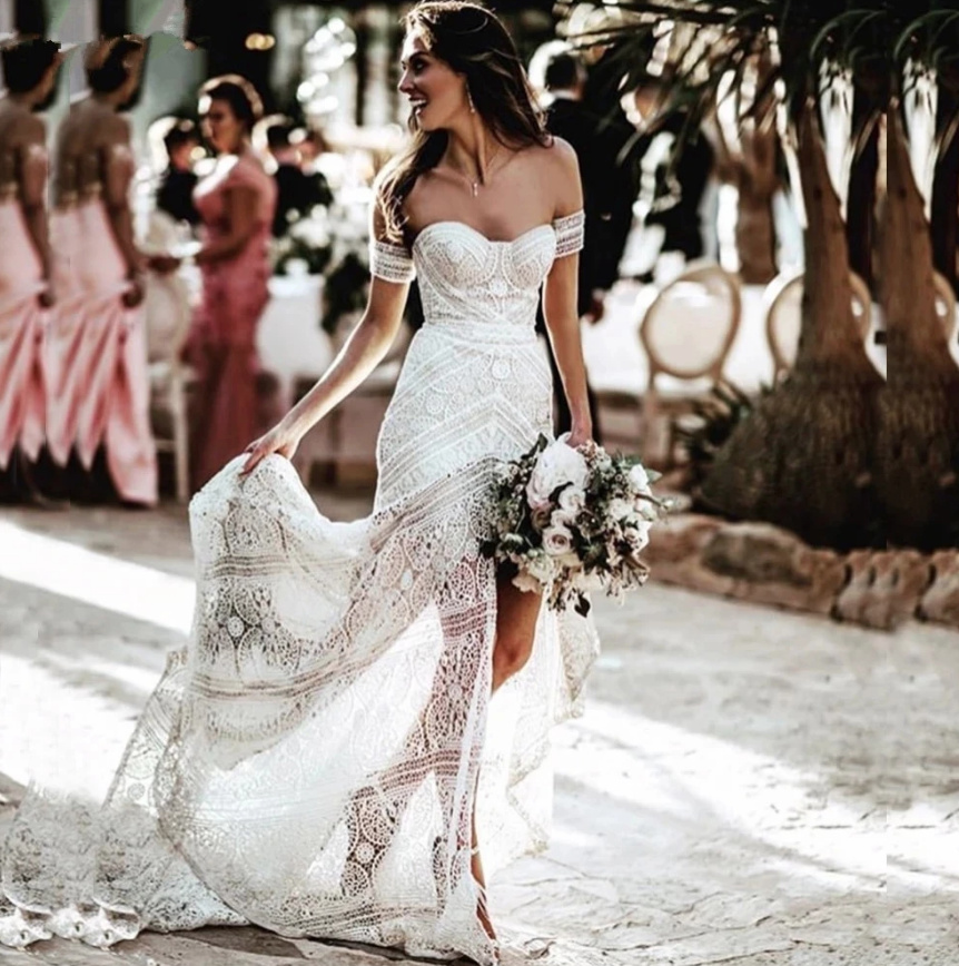 Schulterfreies Boho Brautkleid mit Cut Out aus Spitze