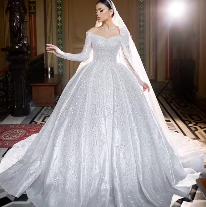 Klassisches Langarm Prinzessinnen Glitzer Brautkleid Ebba mit Schleppe