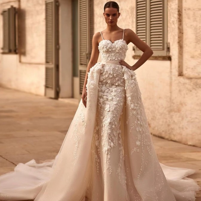 Spaghettiträger Luxus Brautkleid Eliane Rückenfrei mit 3D Blumen und Schleppe