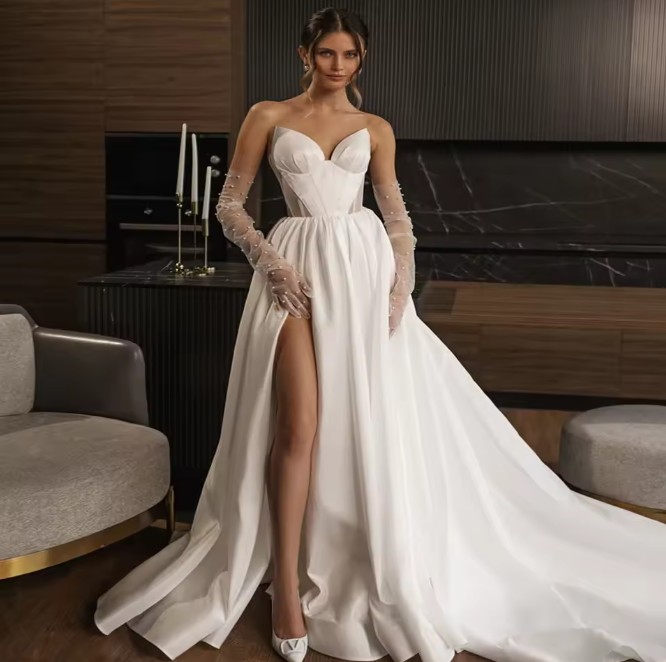 Schlichtes A Linie Brautkleid Emmelie mit Schlitz und Schleppe