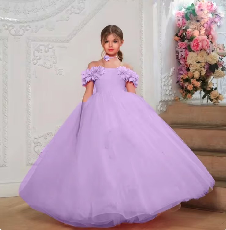 Blumenmädchenkleid Aveline Schulterfrei mit Blumen in Lila