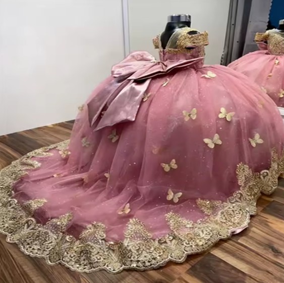 Lachsfarbenes Prinzessinnen-Blumenmädchenkleid mit Tüll und Schmetterling