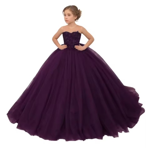 Lila Blumenmädchenkleid mit Blumenapplikationen und Rundhals