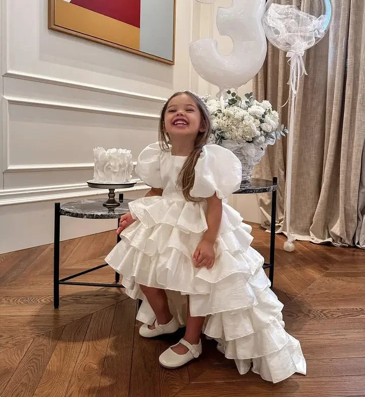 Weißes Vokuhila Blumenmädchenkleid Andriane mit Rüschen