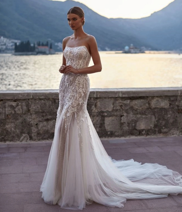 Spaghettiträger Luxus Boho Brautkleid mit Schleppe und Spitze