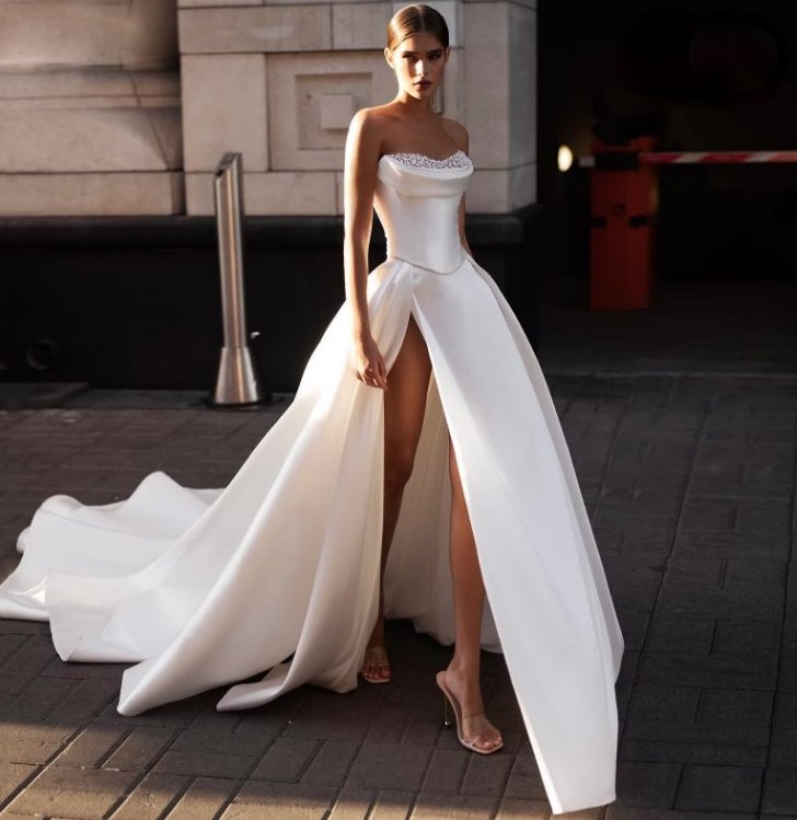 Schulterfreies Satin Cut Out Brautkleid Andrina mit Pailletten