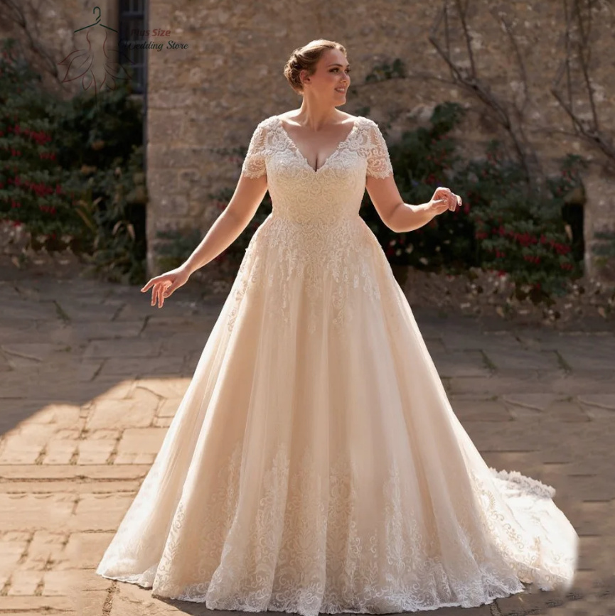 Plus Size Kurzarm Brautkleid Ayana mit Spitze und Schleppe
