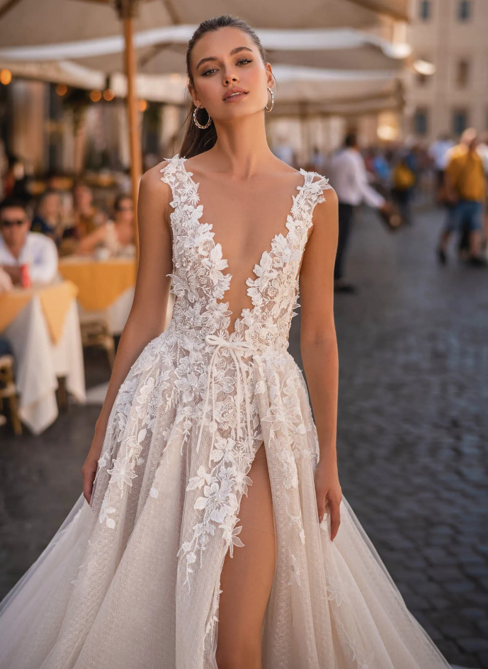 A Linie Cut Out Brautkleid Anneke mit V Ausschnitt und 3D Blumen