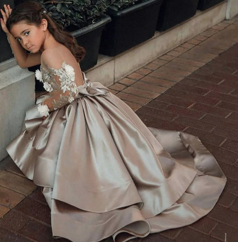 Satin Blumenmädchenkleid Angela in Champagne mit Blumen Ärmel