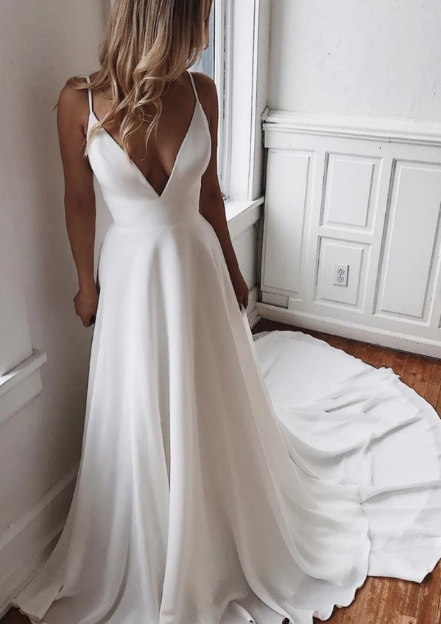 Schlichtes A Linie Brautkleid Anneke mit V Ausschnitt und Schleppe