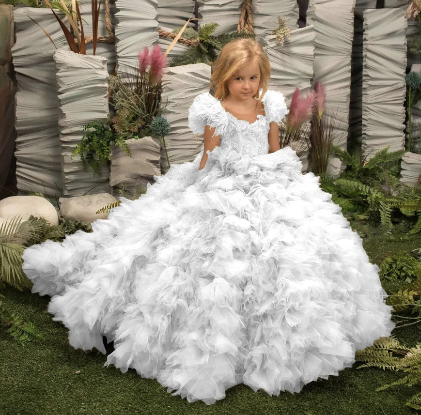 Prinzessin Blumenmädchenkleid Ayuna mit Schleppe und Rüschen in Weiß
