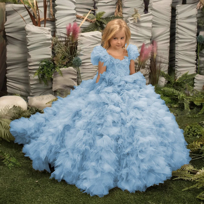 Prinzessin Blumenmädchenkleid Ayuna mit Schleppe und Rüschen in Hellblau