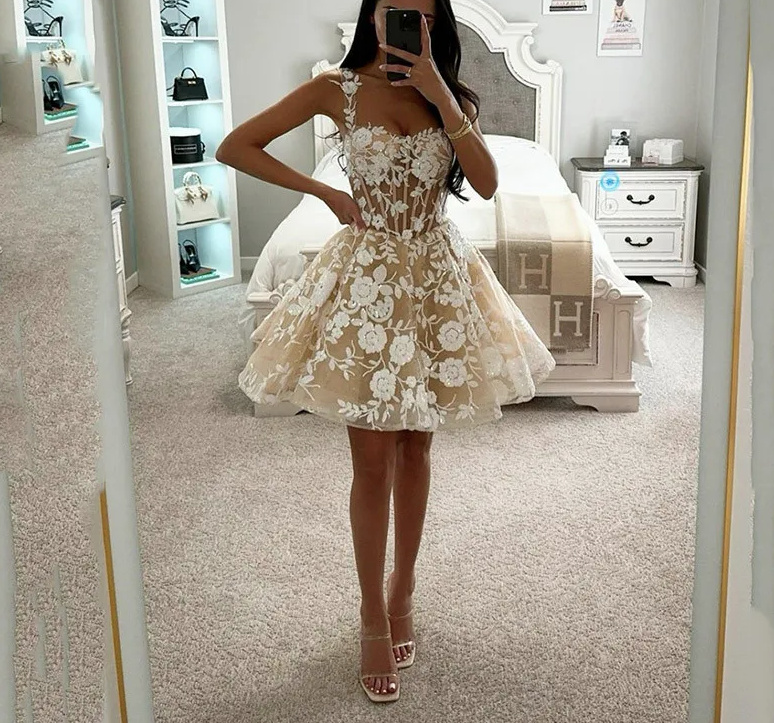 Kurzes A Linie Brautkleid Beate mit Blumen Spitze in Champagne