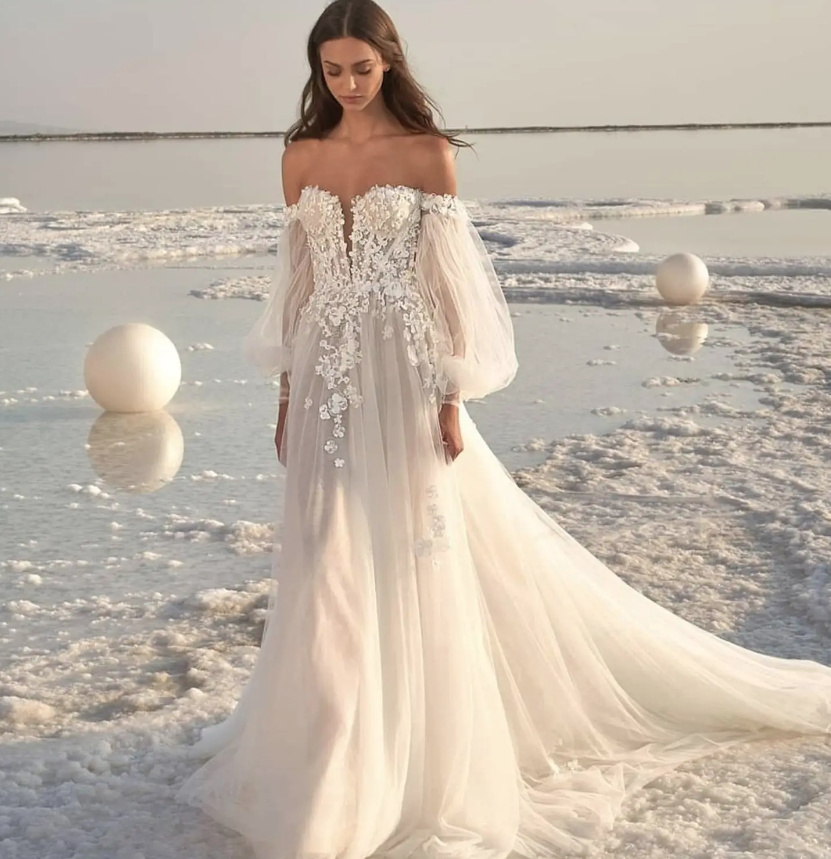 Schulterfreies Boho Brautkleid Beryll mit Blumen Applikationen