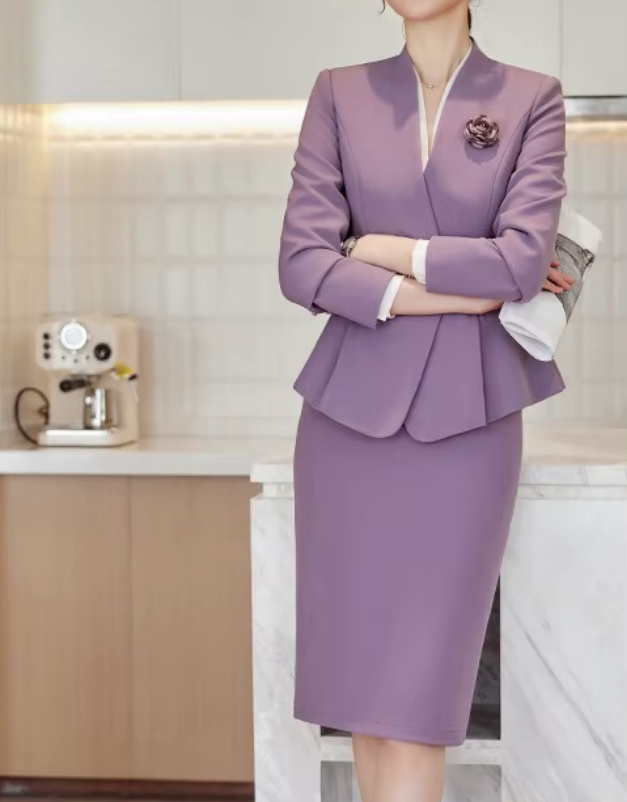 Elegantes Damen Kostüm für Hochzeitsgäste und Events in Flieder Knielang