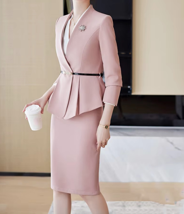 Elegantes Damen Kostüm für Hochzeitsgäste und Events in Rosa Knielang