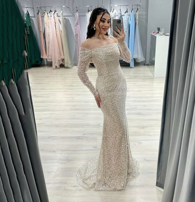 Schulterfreies I Linie Glitzer Brautkleid mit Pinselschleppe