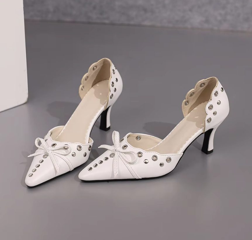 Weiße Pumps Brautschuhe mit Nieten