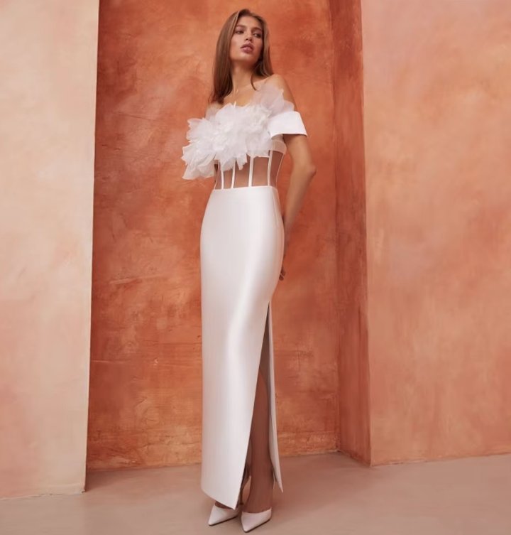 Modernes I Linie Mieder Brautkleid Belinda mit Sexy Schlitz Mieder und Rüschen
