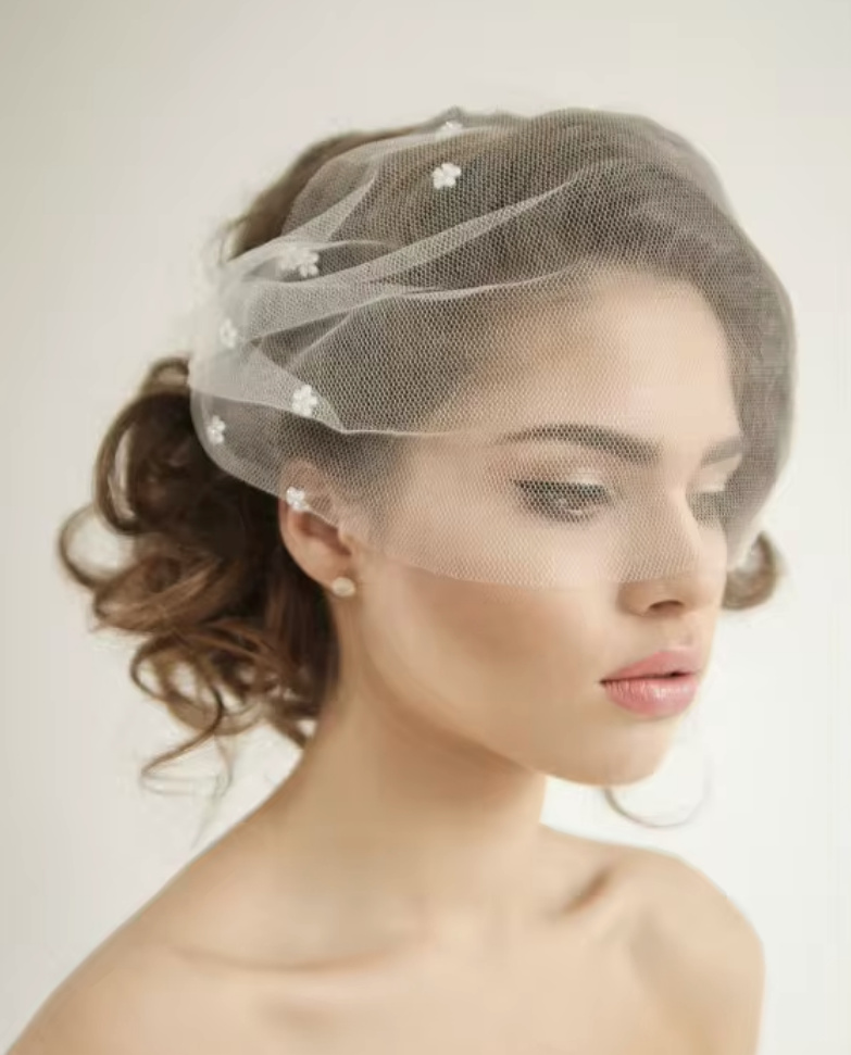 Braut Schleier Bibiana Kurz mit Blumen