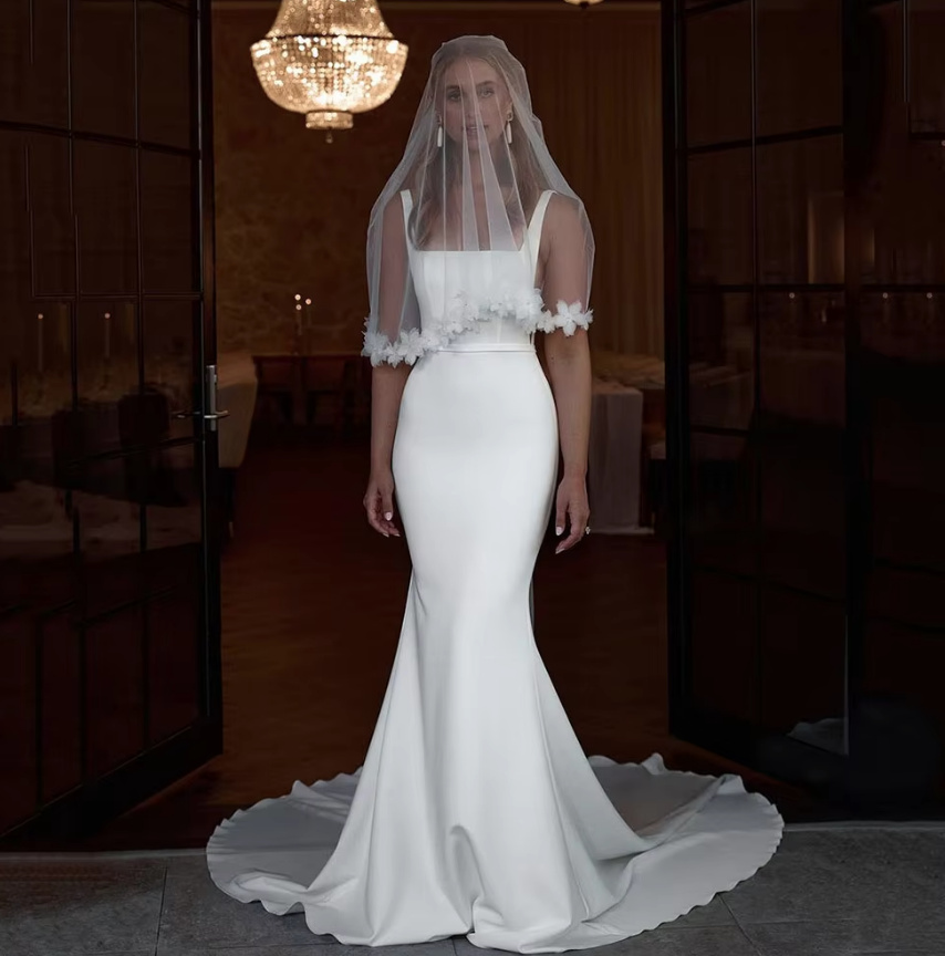 Schlichtes Fit and Flare Brautkleid Claire mit Schleppe