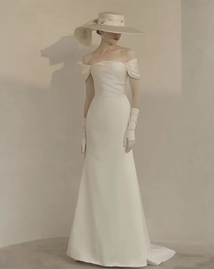 Einfaches Schulterfreies A Linie Brautkleid mit Pinselschleppe