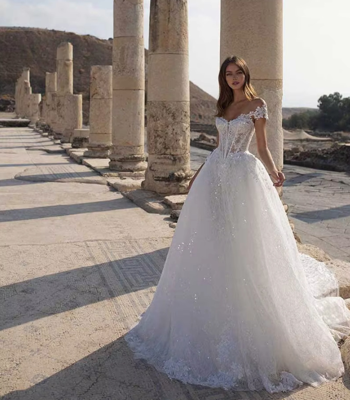 Schulterfreies A Linie Glitzer Brautkleid mit Schleppe Pailletten und Spitze 