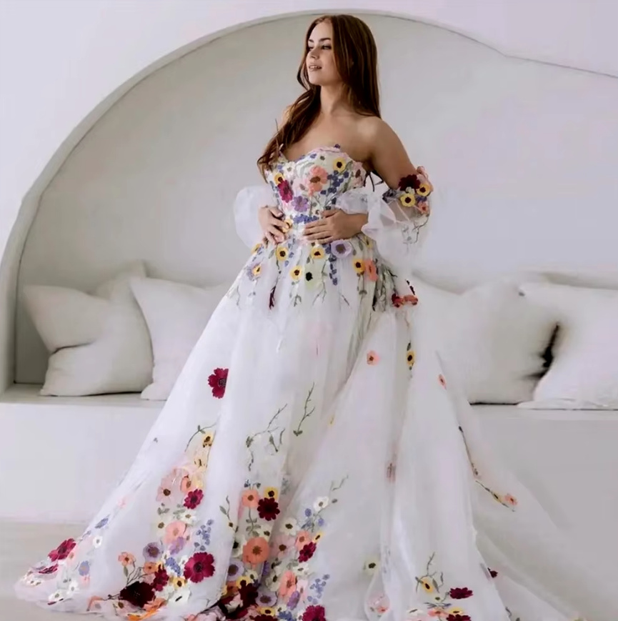 Schulterfreies Tüll Brautkleid mit Blumenstickereien und Schleppe