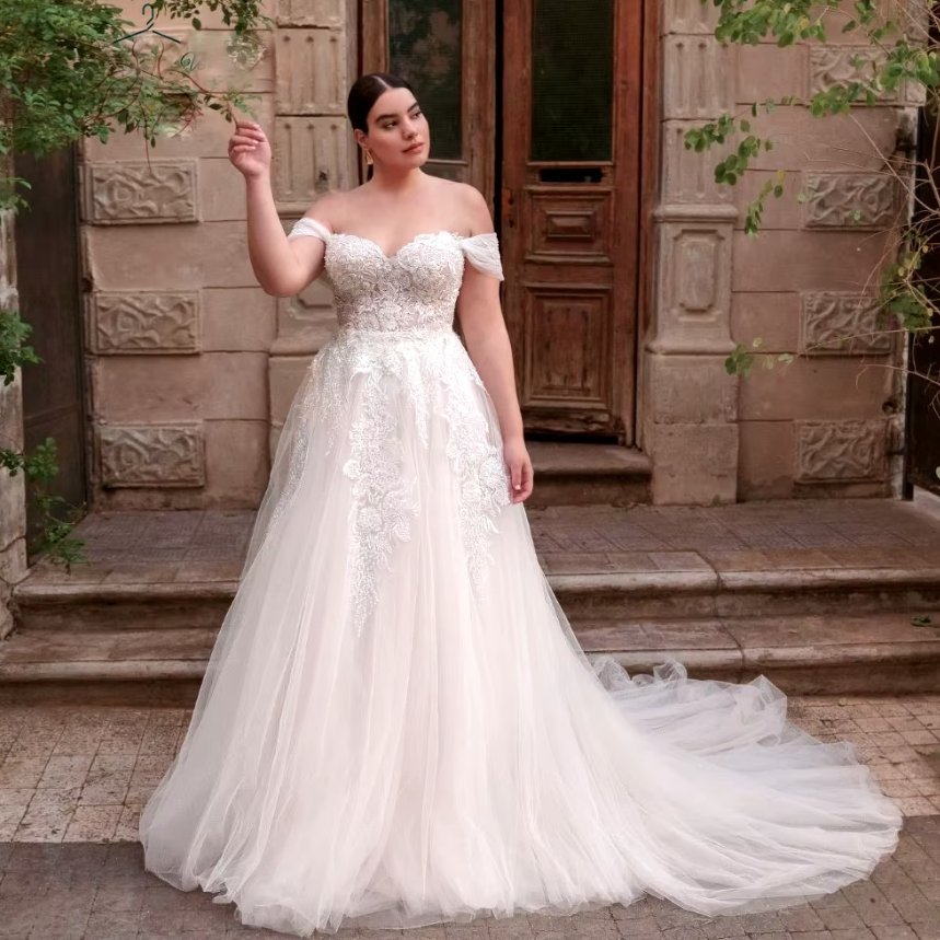 Klassisches Schulterfreies Plus Size Brautkleid Charlot mit Schleppe