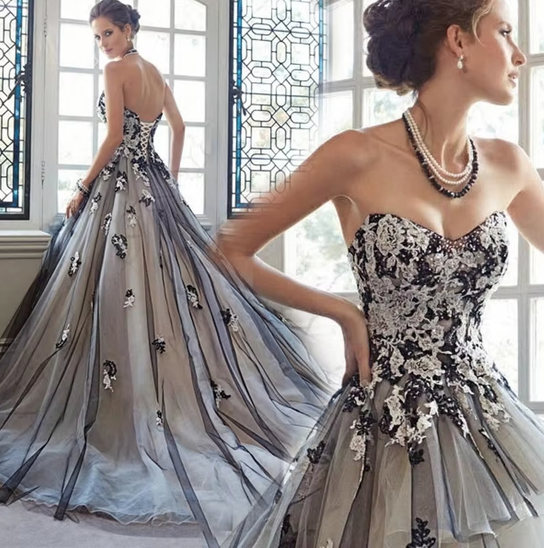 Schulterfreies Vintage A Linie Brautkleid mit Blumenspitze und Schleppe Silber Schwarz