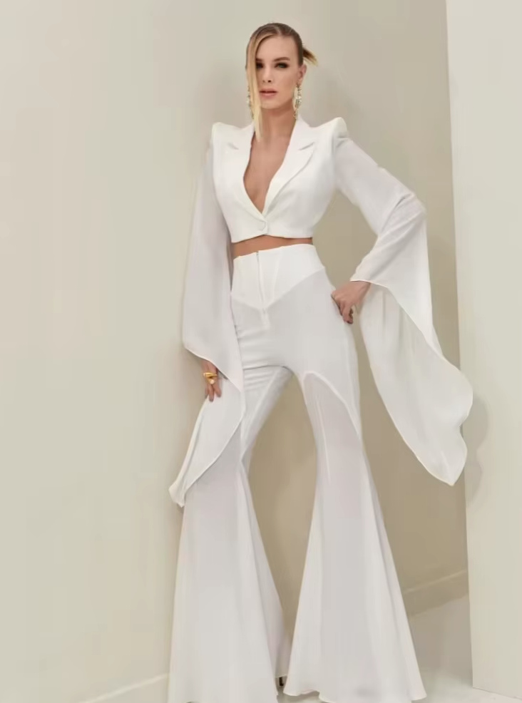 Braut Outfit Sexy Zweiteiler mit Flare Ärmel in Weiß