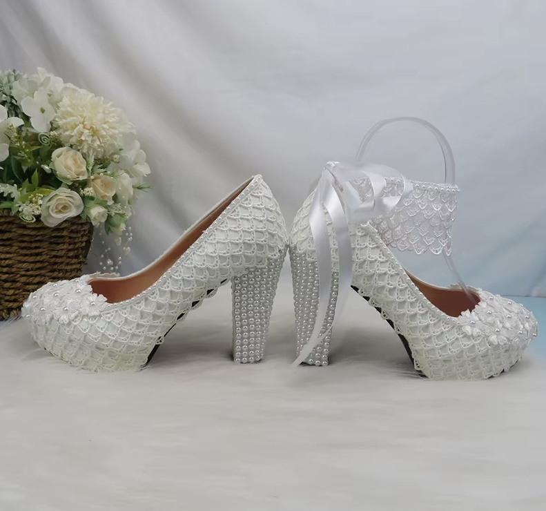 Blockabsatz Brautschuhe Danuta mit Perlen und Spitze in Weiß
