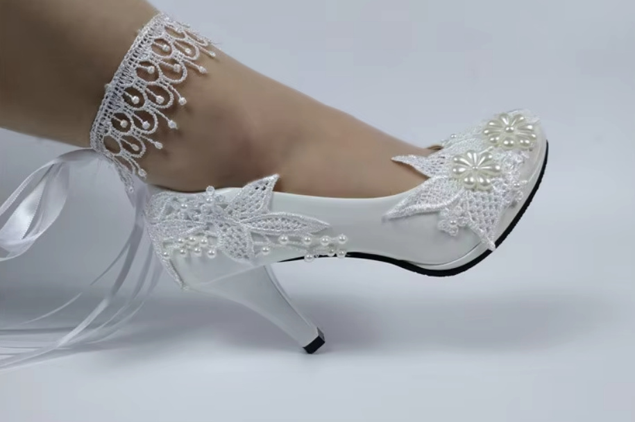 Hochzeitsschuhe Brautschuhe Debbie in Weiß mit Spitze und Perlen
