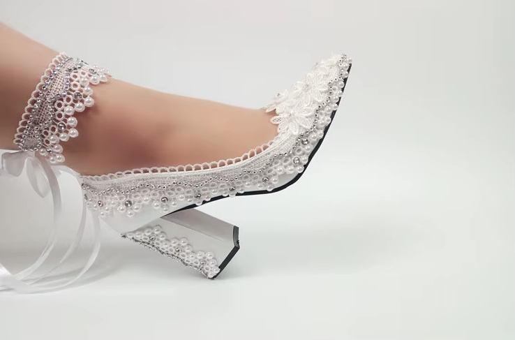Blockabsatz Hochzeitsschuhe Brautschuhe Delphine in Weiß mit Spitze und Perlen