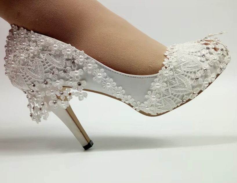 Hochzeitsschuhe Brautschuhe High Pumps Daliah mit Spitze und Knöchelriemen