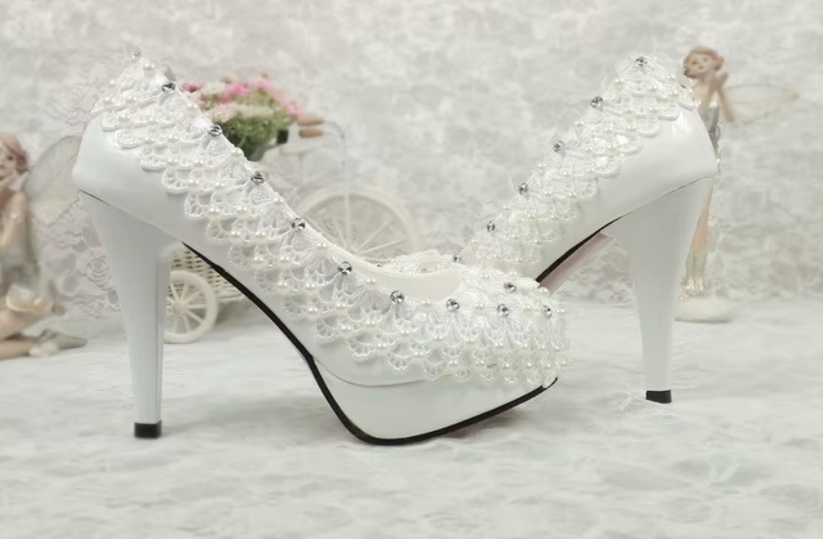 Hochzeitsschuhe Brautschuhe High Pumps Dany mit Spitze Perlen und Knöchelriemen