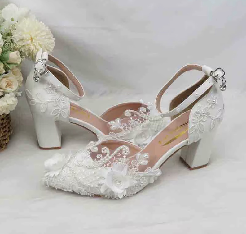 Hochzeitsschuhe Braut Sandaletten in Weiß mit Riemen Blumen und Spitze