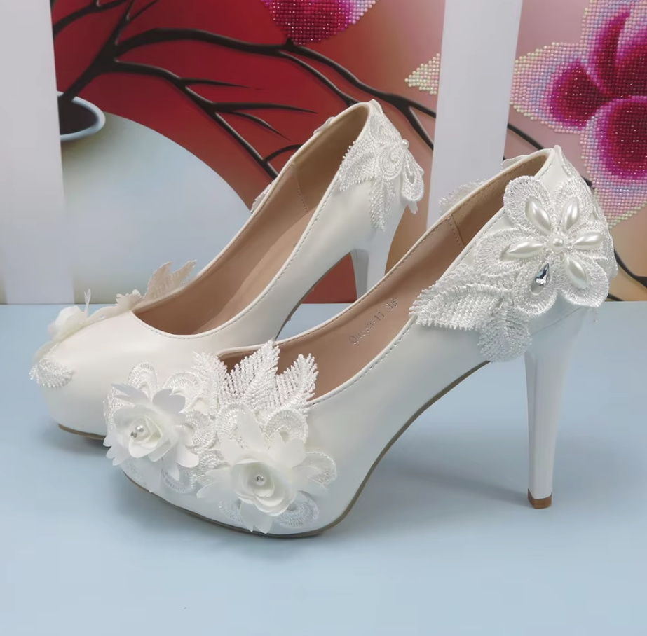 Hochzeitsschuhe Round Toe Braut High Heel mit 3D Blumen in Weiß