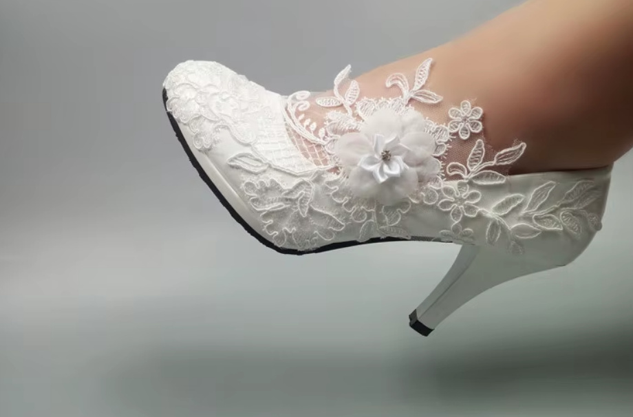 Hochzeitsschuhe Braut Pumps in Weiß mit Blumenspitze