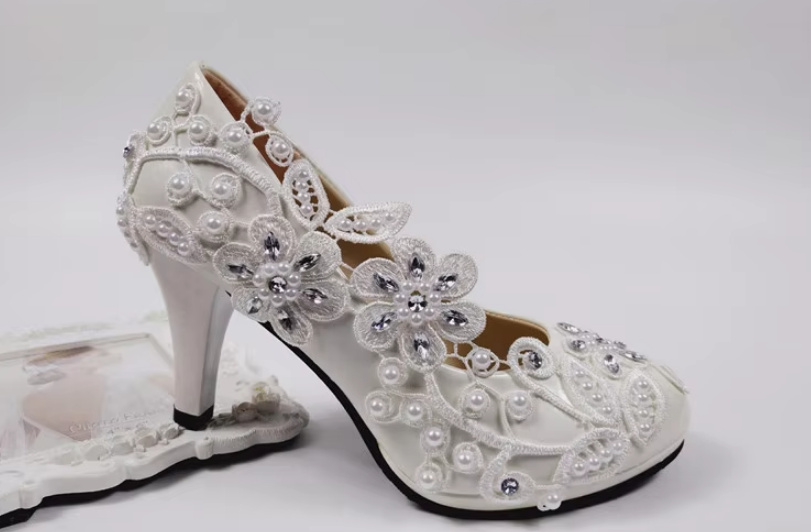 Brautschuhe Pumps in Weiß mit Strass Spitze und Perlen