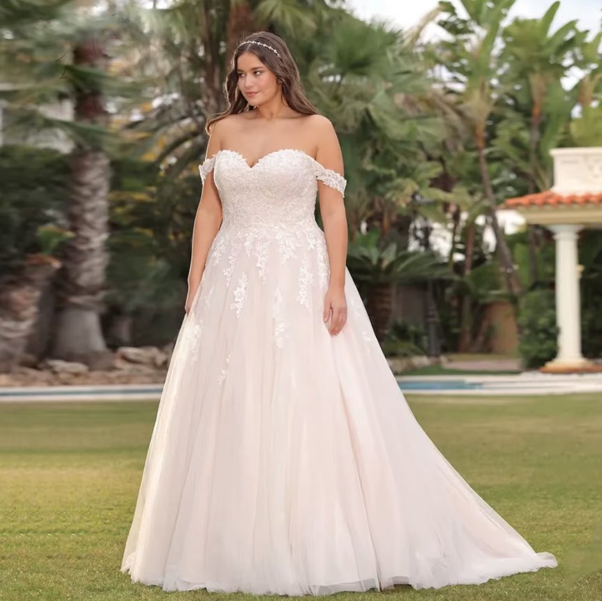 Schulterfreies A Linie Plus Size Brautkleid Deborah mit Spitze und Schleppe