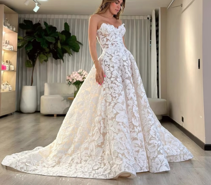 Schulterfreies A Linie Brautkleid Daria mit Blumenspitze und Schleppe