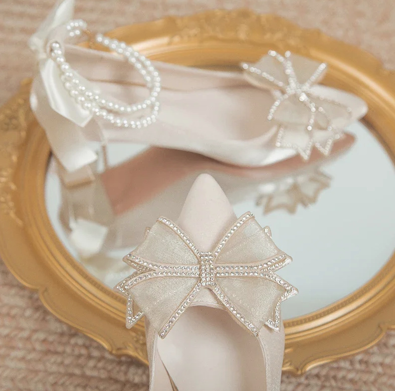 Satin Brautschuhe Hochzeitsschuhe in Champagne mit Perlen Riemen